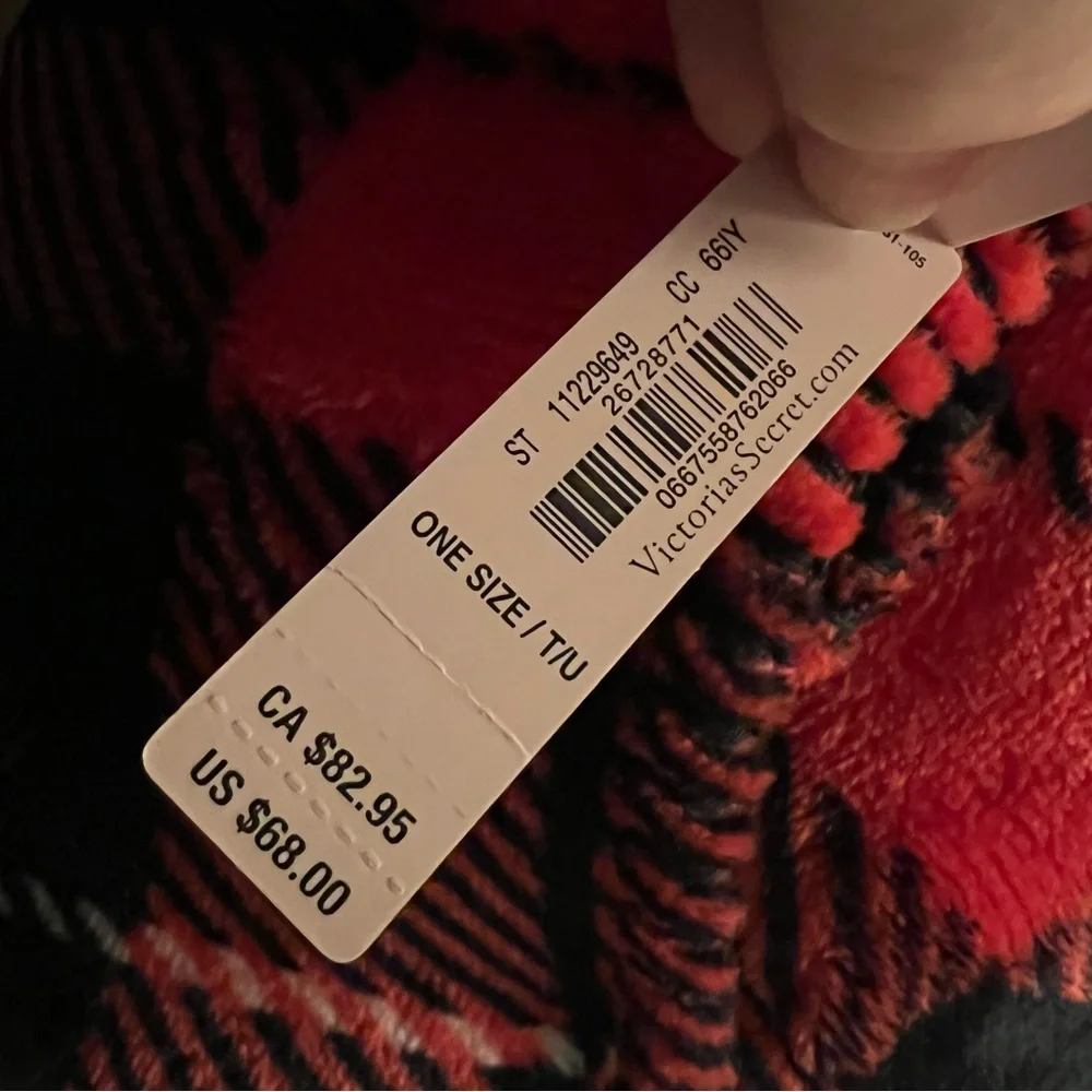 VICTORIA’S SECRET plaid blanket throw in black and red